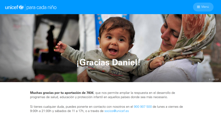 Niña sonriendo en brazos de mujer con mensaje de agradecimiento de UNICEF por donaciones.