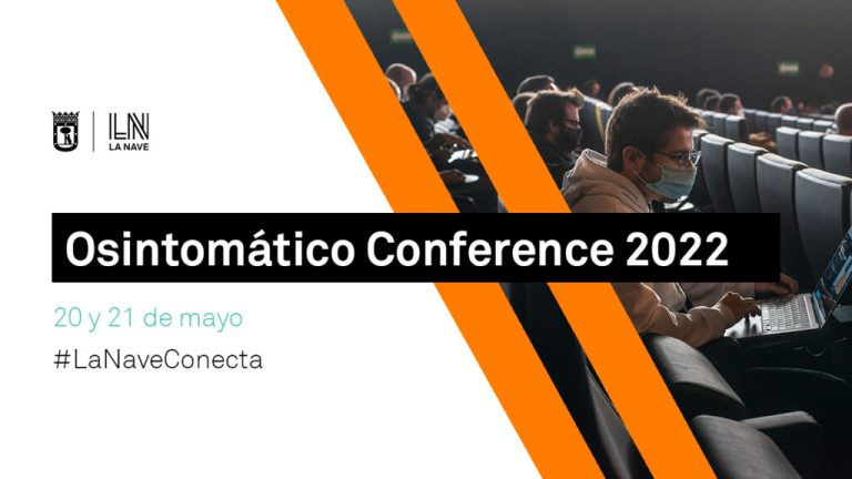 Banner promocional de la conferencia Osintomático 2022 con audiencia en sala de conferencias.